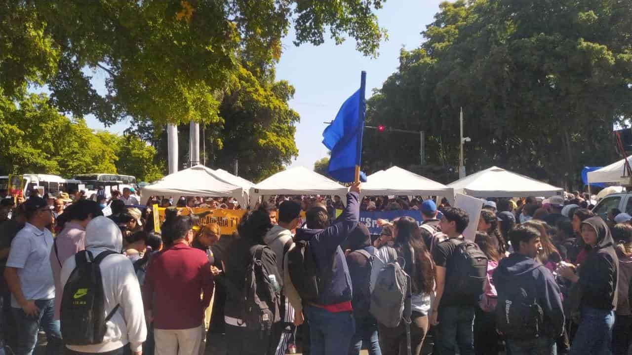 Cientos de manifestantes hicieron acto de presencia en el Palacio de Gobierno. FOTO: Luz Noticias