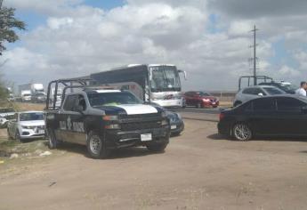 Autobús de pasajeros choca y provoca carambola en la México 15, en Guasave 