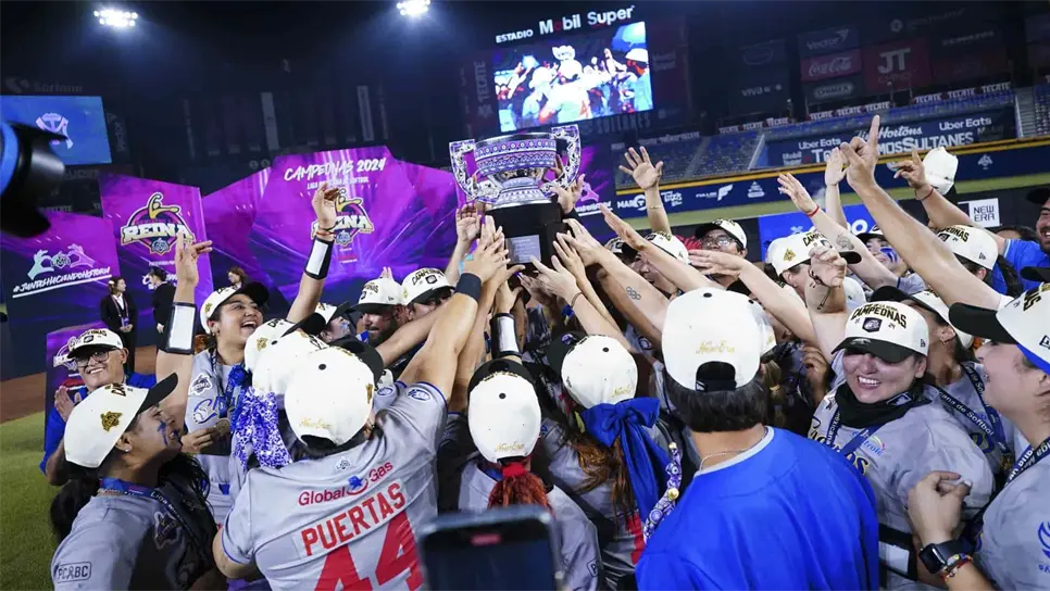 Charros de Jalisco al levantar el trofeo de Campeones de Softbol en México.