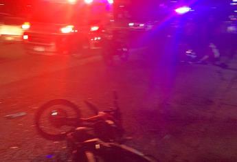 Pareja de motociclistas choca contra una camioneta en Los Cascabeles, Culiacán.