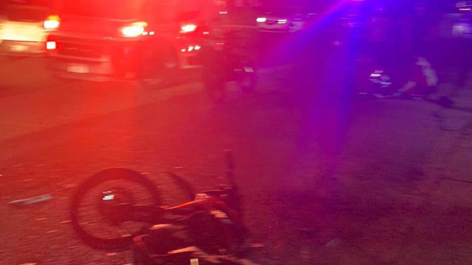 Pareja de motociclistas choca contra una camioneta en Los Cascabeles, Culiacán.