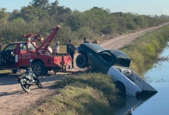 Vendedor de panelas cae en su camioneta a un canal de riego en Los Mochis