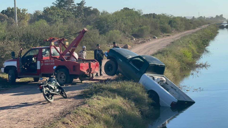 Vendedor de panelas cae en su camioneta a un canal de riego en Los Mochis