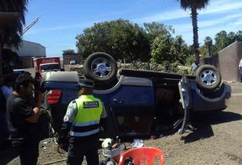 Cinco personas lesionadas por volcadura de camioneta en la carretera Mazatlán-Culiacán 