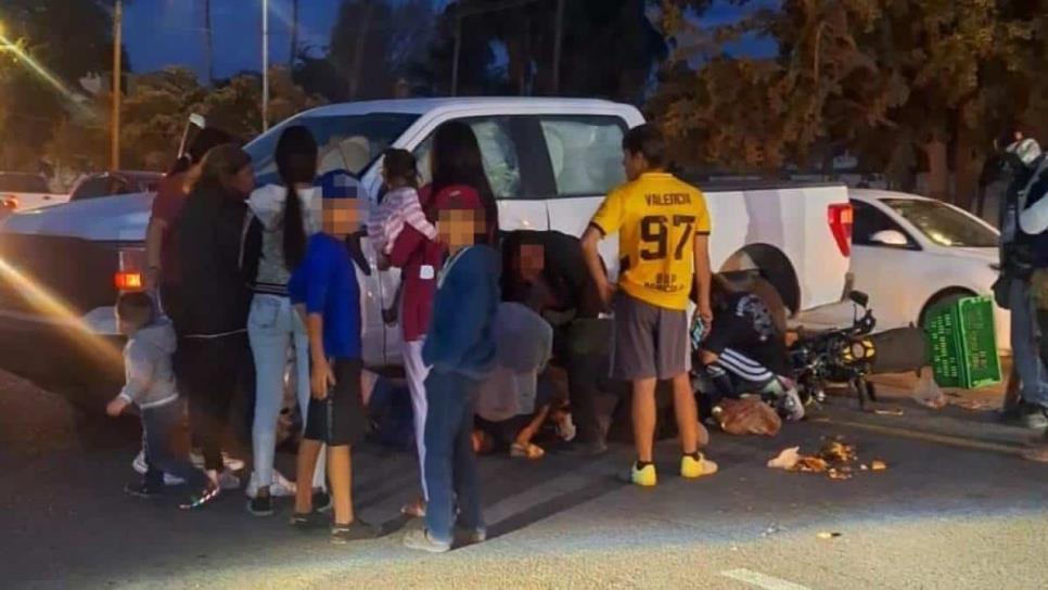 Camioneta impacta a dos adolescentes en la Villa de Ahome; los reportan graves