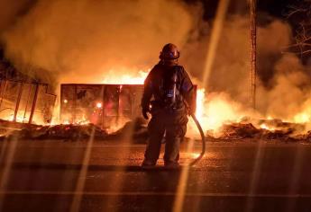 Fuego consume una recicladora en la salida de Los Mochis