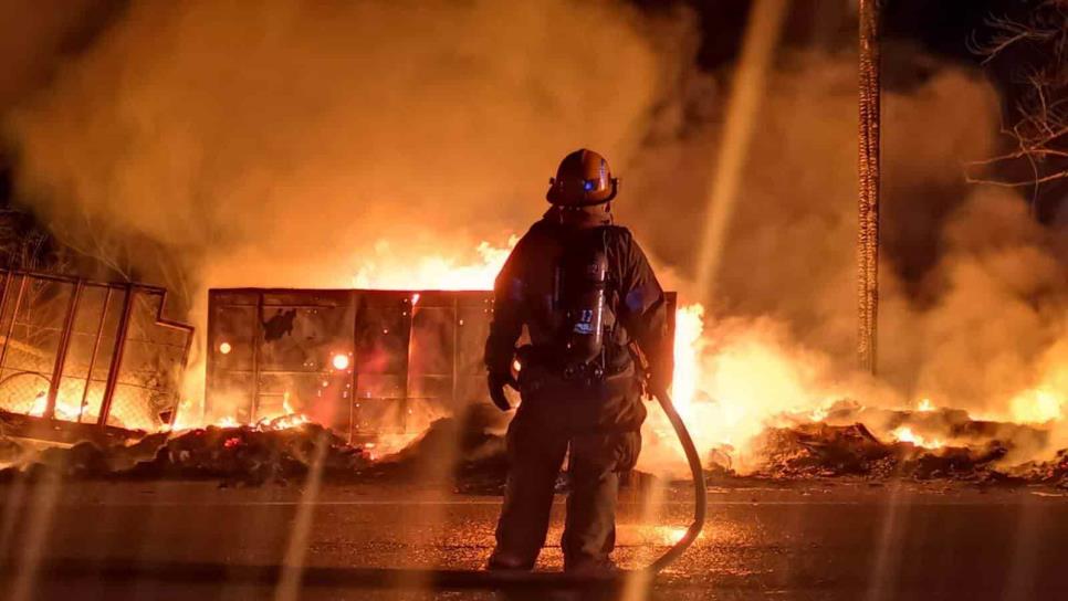 Fuego consume una recicladora en la salida de Los Mochis