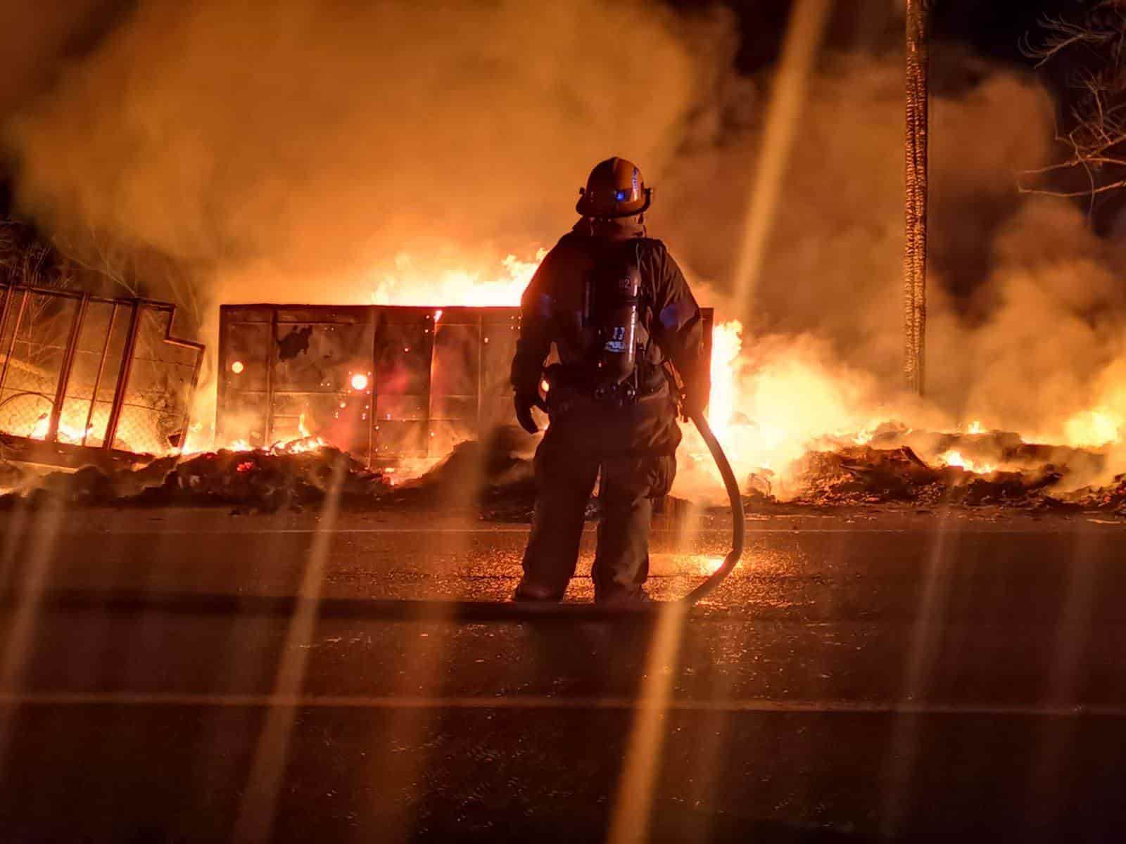 Fuego consume una recicladora en la salida de Los Mochis. | FOTO: Ernesto Torres.