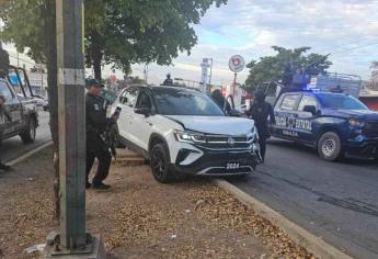 Localizan una camioneta baleada y ensangrentada en la colonia Fuentes del Valle, en Culiacán