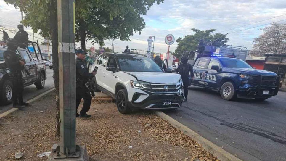 Localizan una camioneta baleada y ensangrentada en la colonia Fuentes del Valle, en Culiacán