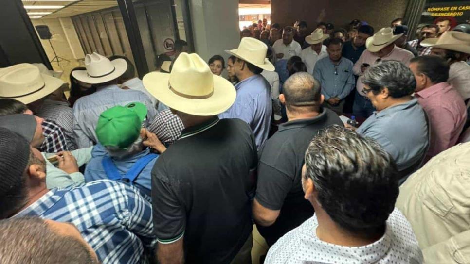 «Vamos a tumbar la puerta» productores entran a la fuerza a Palacio de Gobierno 