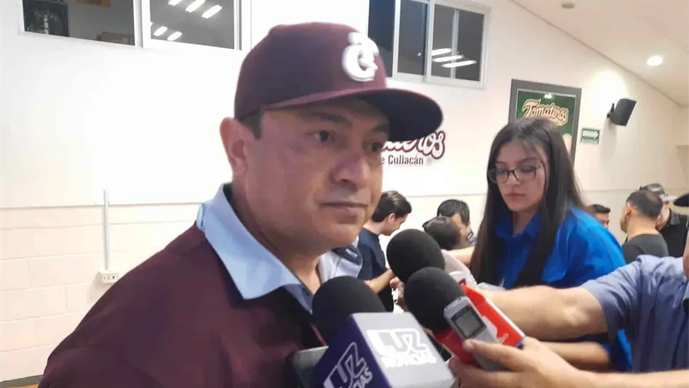 Óscar Robles en su presentación como mánager de los Tomateros. FOTO: Luz Noticias