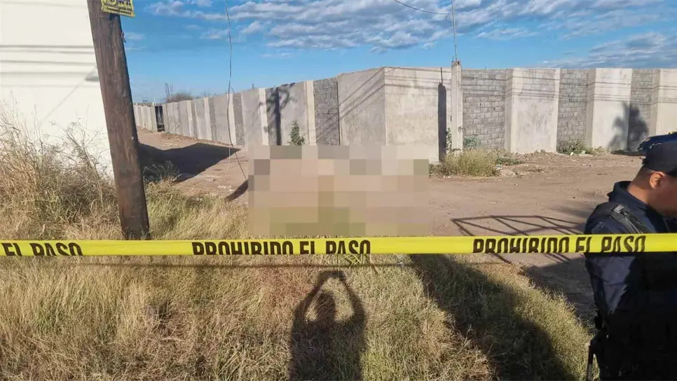 La persona estaba a un costado de una construcción.