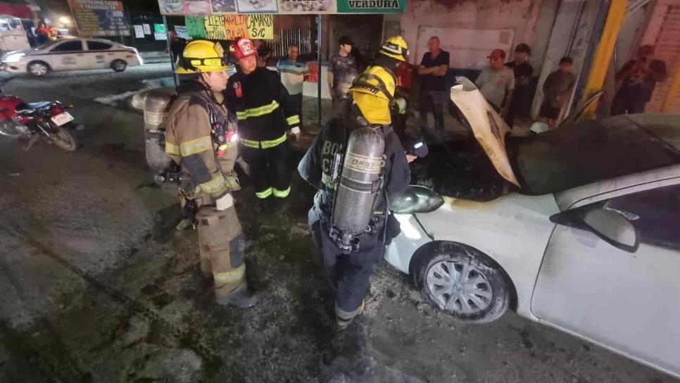 Se incendia un vehículo en la colonia Adolfo López Mateos en Culiacán 