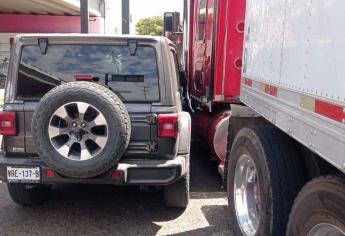 Tráiler invade carril y choca a una Jeep, en Guasave