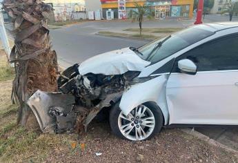 Hombre en estado de ebriedad y amanecido se impacta contra una palmera en Los Mochis