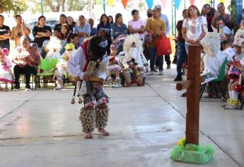 Alumnos de kínder escenifican danzas yoremes en el ejido 5 de Mayo