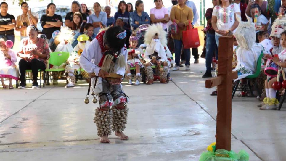 Alumnos de kínder escenifican danzas yoremes en el ejido 5 de Mayo