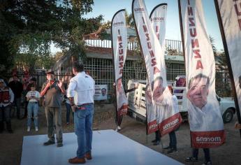 Enrique Inzunza recorre las casas de la colonia Lombardo Toledano en Culiacán