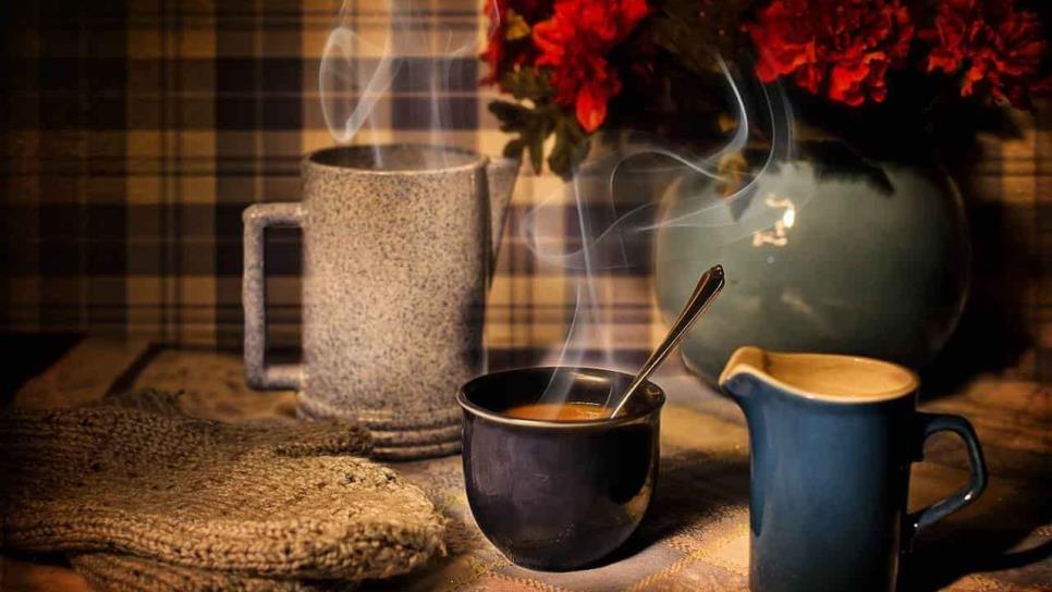 ¿El café caliente te quita el calor? Esto es lo que sabemos