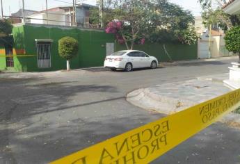 Encuentran cadáver de un hombre en el interior de un automóvil en Culiacán