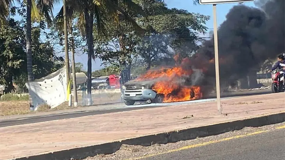 Camioneta se reduce a cenizas en la carretera México-15 en Mazatlán