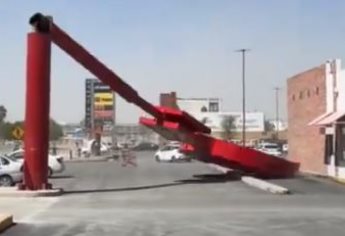 Fuertes vientos derriban espectacular en Coahuila