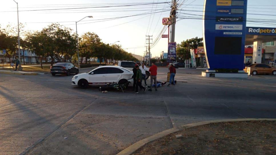 Motociclista se impacta por alcance contra un taxi en La Campiña, Mazatlán