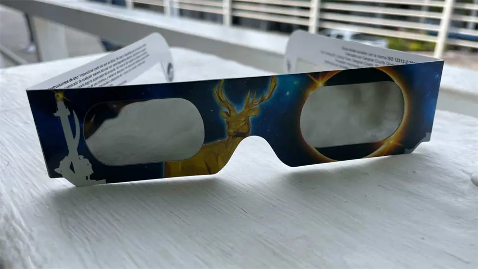 Lentes para ver el eclipse.