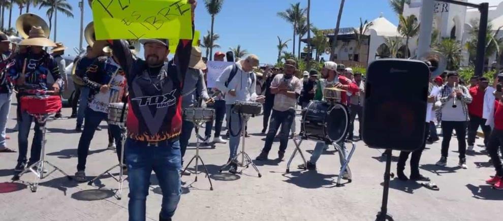 Bandas de Mazatlán toman el malecón en protesta de restricción para tocar en la playa