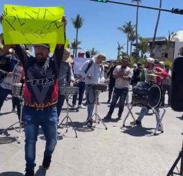Bandas de Mazatlán toman el malecón en protesta de restricción para tocar en la playa
