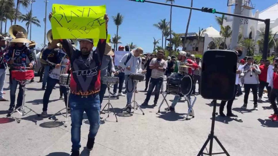 Bandas de Mazatlán toman el malecón en protesta de restricción para tocar en la playa