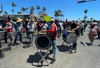 Bailando, turistas se unen a manifestación de músicos en Mazatlán
