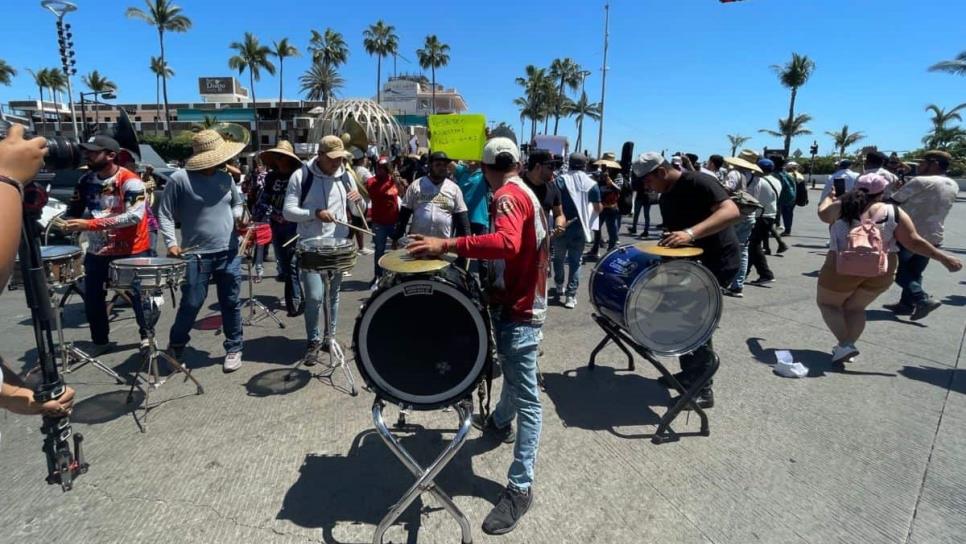 Bailando, turistas se unen a manifestación de músicos en Mazatlán