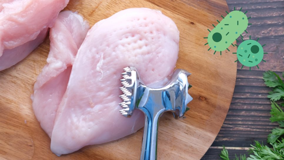 No debes lavar el pollo crudo, estas son las razones