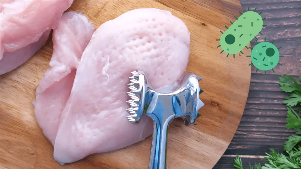 El pollo crudo porta miles de bacterias, por lo que debe de ser desinfectado antes de consumirlo. FOTO: Canva