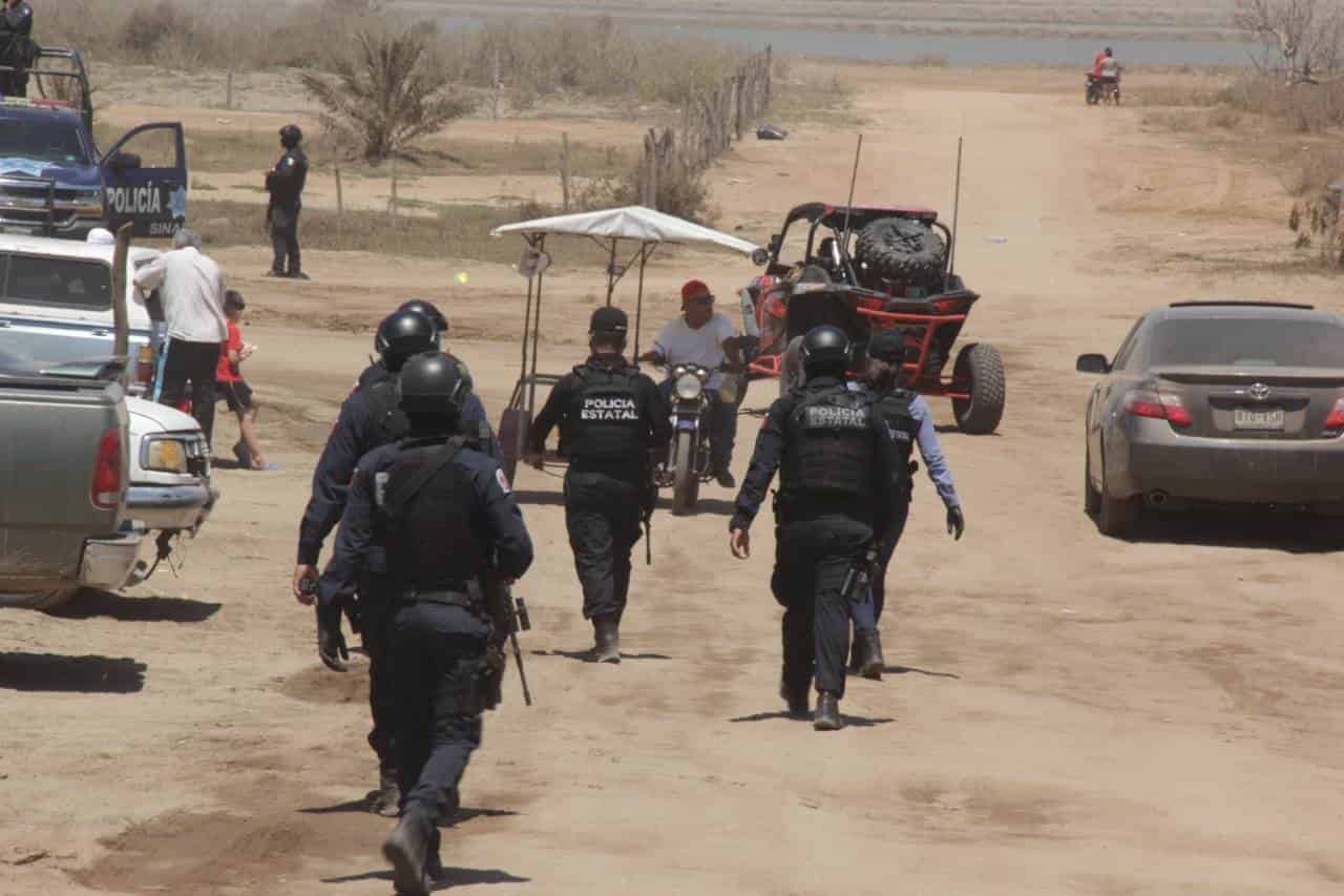 Policías en Altata.