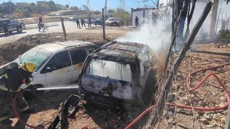 Se quema una camioneta en un predio por la avenida Álvaro Obregón en Culiacán 