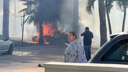 Dos incendios simultáneos movilizan a Bomberos de Los Mochis; en La Herradura se quemaron carros y palmeras