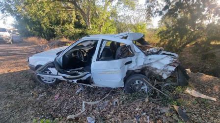 Fuerte accidente en el trébol de Costa Rica deja un automóvil completamente destruido
