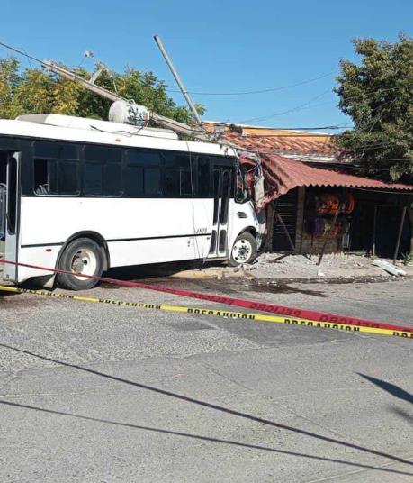 Camión urbano se impacta contra un comercio en Mazatlán