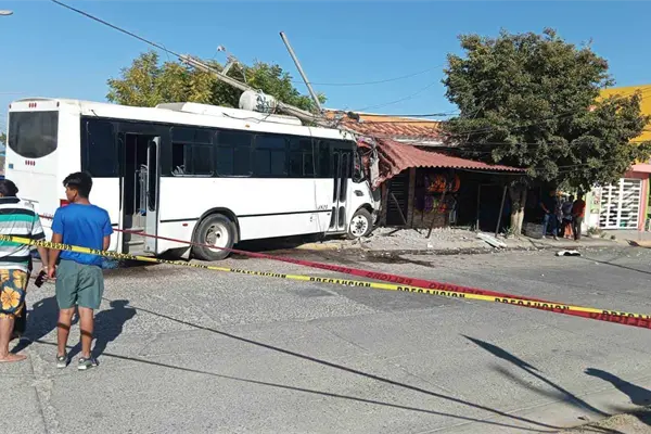 Camión urbano se impacta contra un comercio en Mazatlán
