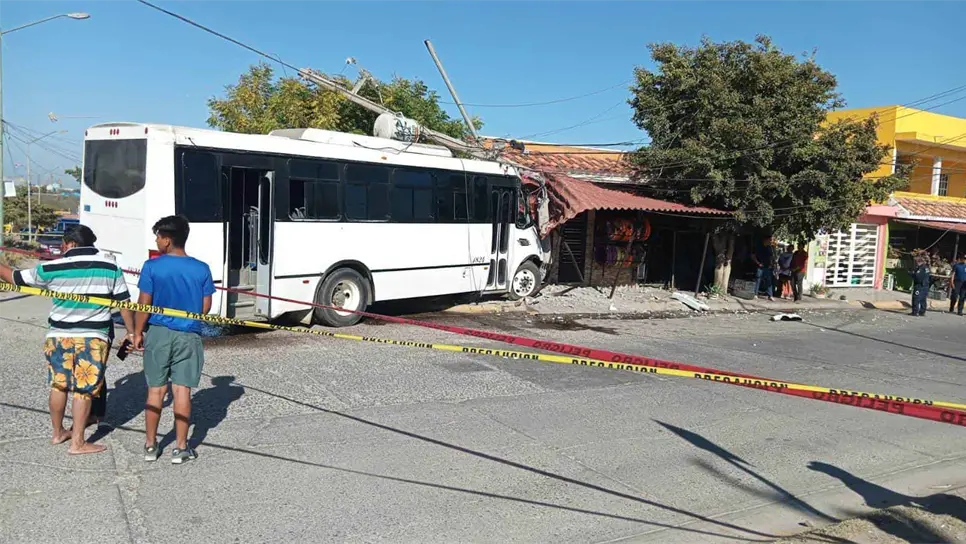 El camión urbano tumbó un poste de la CFE y derrumbó parte de la fachada de un local comercial en Mazatlán. FOTO: Cortesía.