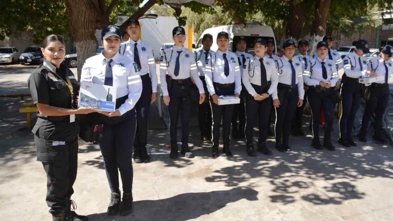 Entregan radios a auxiliares viales de Los Mochis. | FOTO: Luz Noticias.