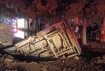 Socavón «se traga» camioneta en Guasave; conductor sale ileso
