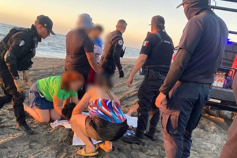 Vacacionista sufre fractura en pierna tras caer de remolque en playa de Ahome