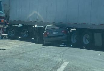 Automóvil choca contra tráiler cerca de un parque acuático en Culiacán