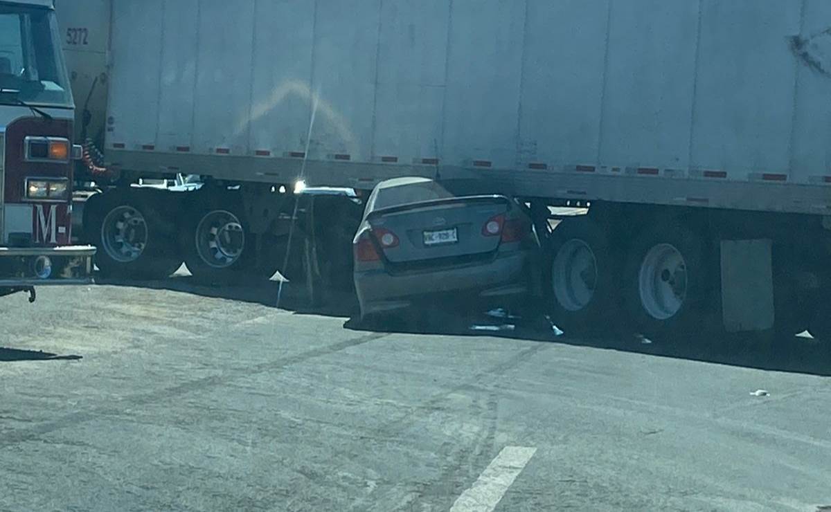 Automóvil choca contra tráiler cerca de un parque acuático en Culiacán