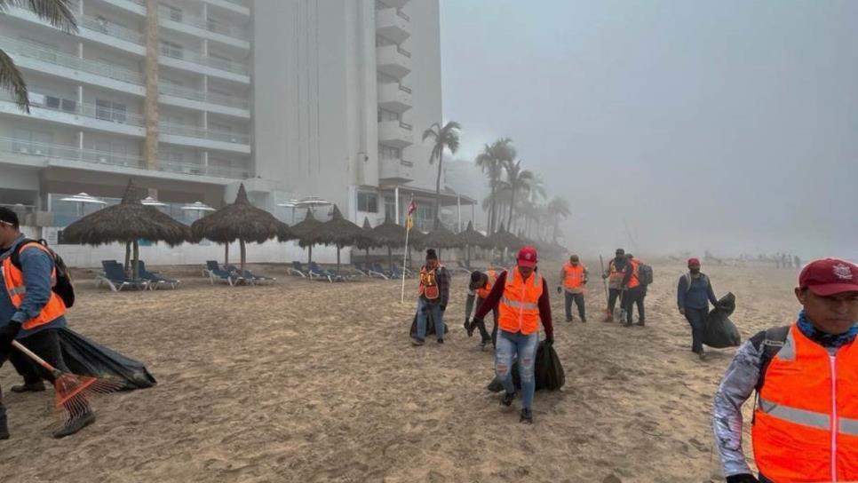 Más de 500 bolsas de basura se recolectan diario en playas de Mazatlán en Semana Santa