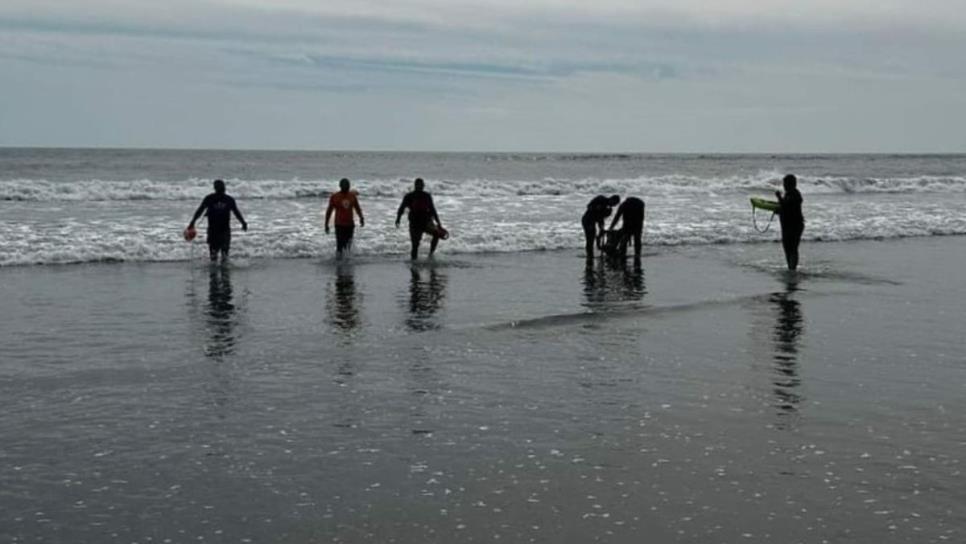 Rescatan de morir ahogada a joven de 16 años la playa de El Tambor, Navolato | VIDEO